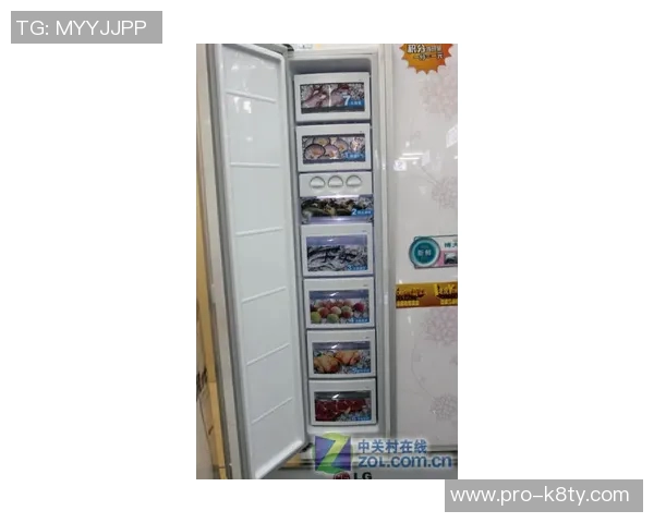 阿夫迪亚送迷你冰箱庆祝圣诞节与队友们共享节日快乐